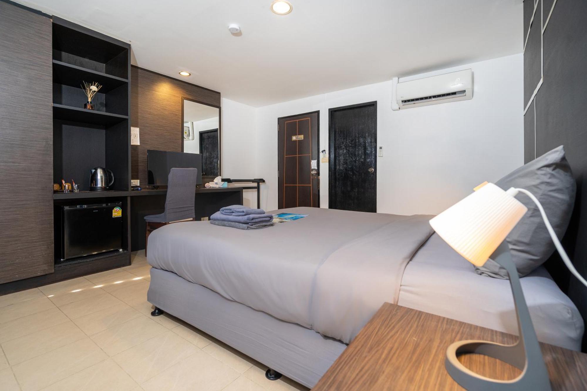 Black Pantera Hostel Patong Dış mekan fotoğraf