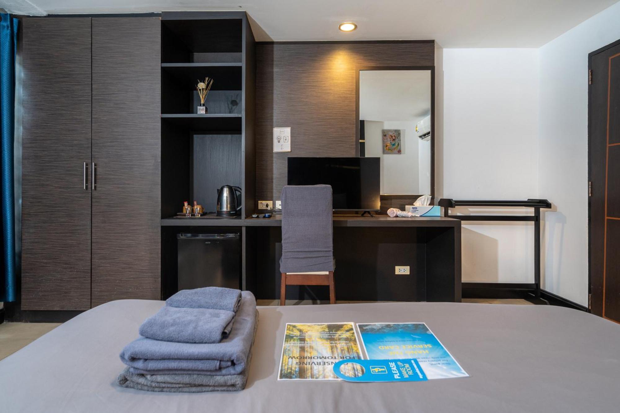 Black Pantera Hostel Patong Dış mekan fotoğraf